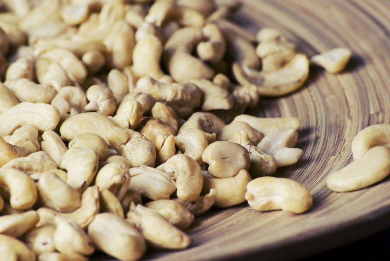 Benefits Of Cashew Nuts For Your Brain, Bones, Heart & More