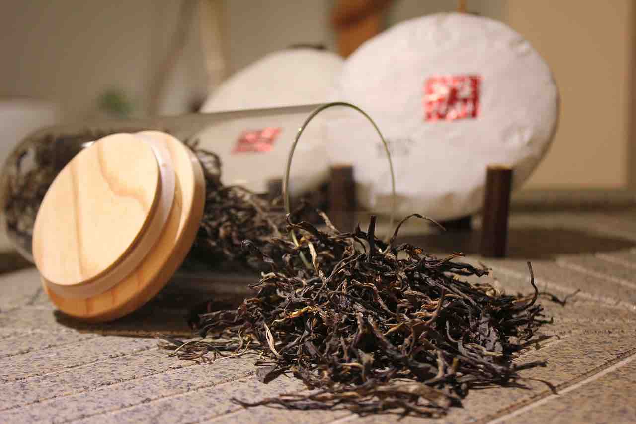 Black Tea Side Effects To Watch Out For (Especially For Vatas & Pittas)